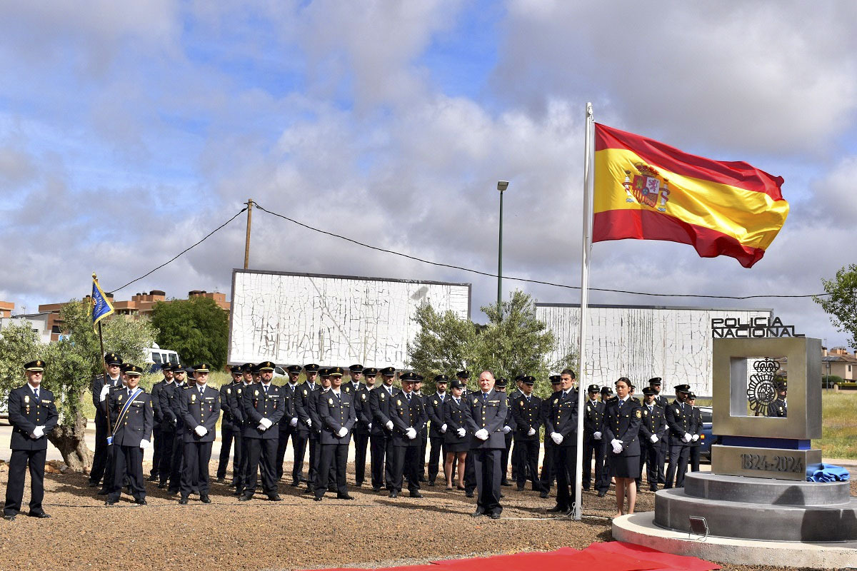 Inaguración del monolito, de la Policía Nacional en la rotonda de la nueva Comisaría de Puertollano  / FOTO AYUNTAMIENTO