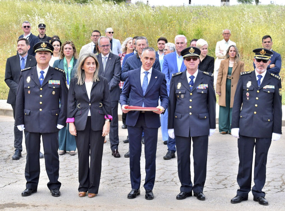 Inaguración del monolito, de la Policía Nacional en la rotonda de la nueva Comisaría de Puertollano  / FOTO AYUNTAMIENTO