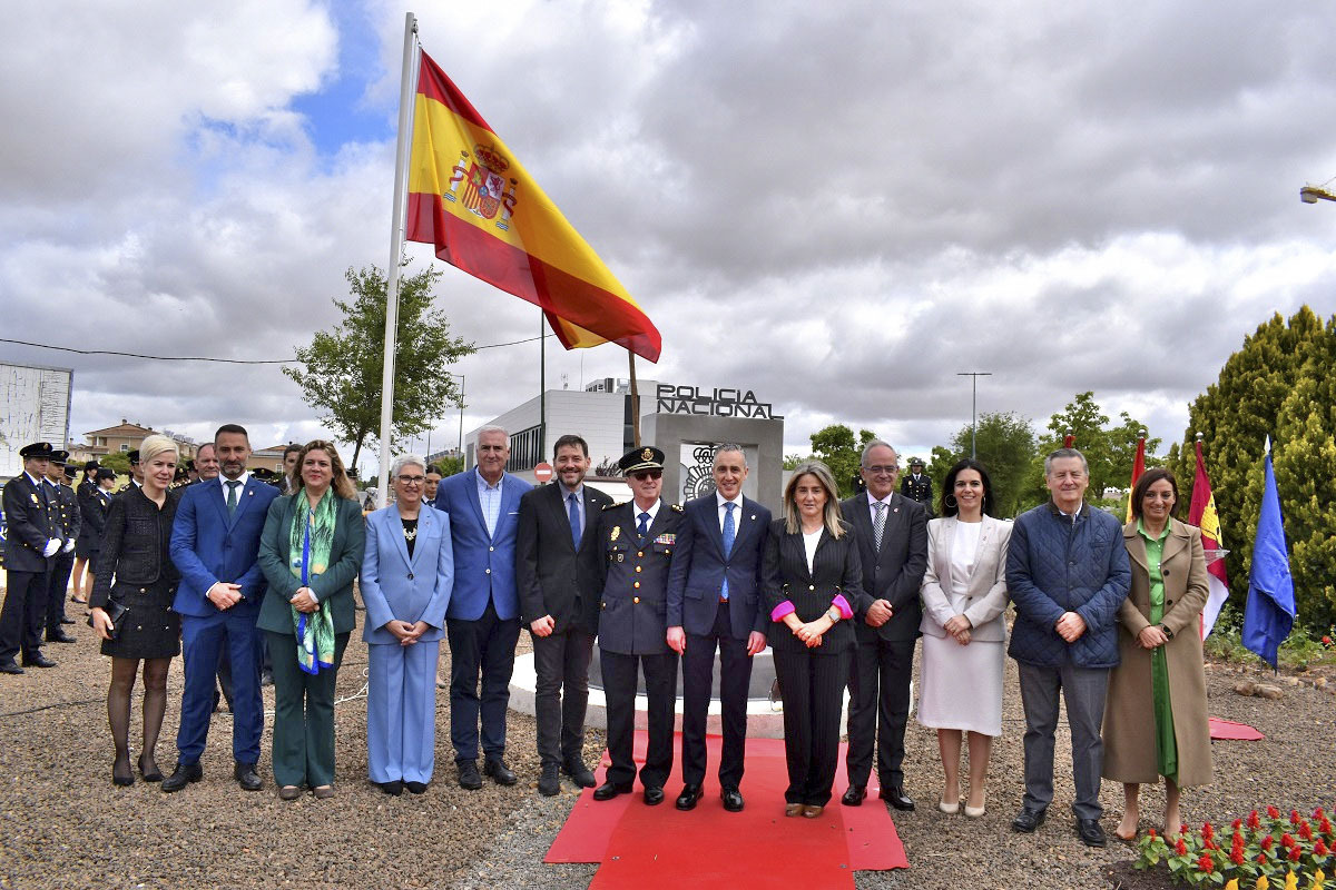 Inaguración del monolito, de la Policía Nacional en la rotonda de la nueva Comisaría de Puertollano  / FOTO AYUNTAMIENTO