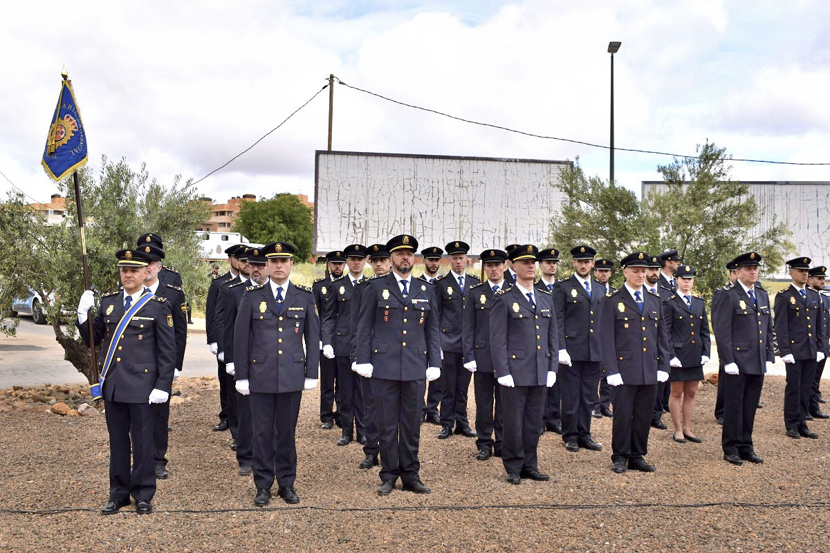 Inaguración del monolito, de la Policía Nacional en la rotonda de la nueva Comisaría de Puertollano  / FOTO AYUNTAMIENTO