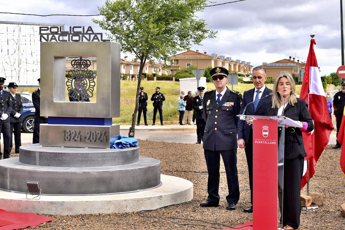 Inaguración del monolito, de la Policía Nacional en la rotonda de la nueva Comisaría de Puertollano  / FOTO AYUNTAMIENTO