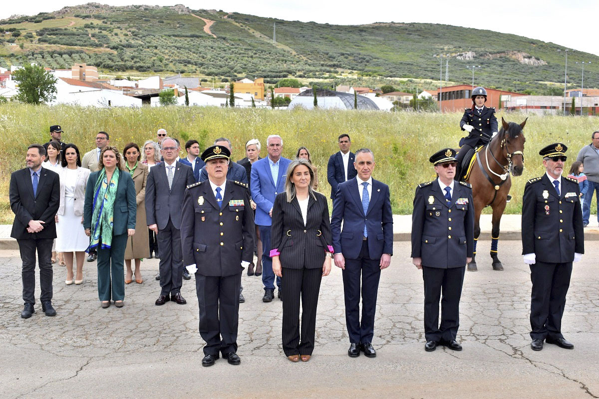 Inaguración del monolito, de la Policía Nacional en la rotonda de la nueva Comisaría de Puertollano  / FOTO AYUNTAMIENTO