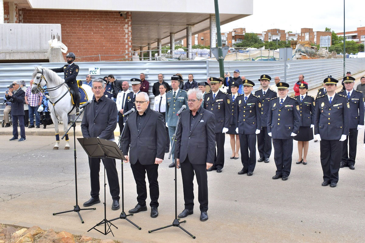 Inaguración del monolito, de la Policía Nacional en la rotonda de la nueva Comisaría de Puertollano  / FOTO AYUNTAMIENTO