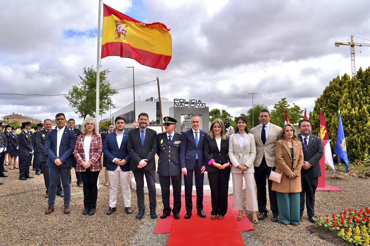 Inaguración del monolito, de la Policía Nacional en la rotonda de la nueva Comisaría de Puertollano  / FOTO AYUNTAMIENTO