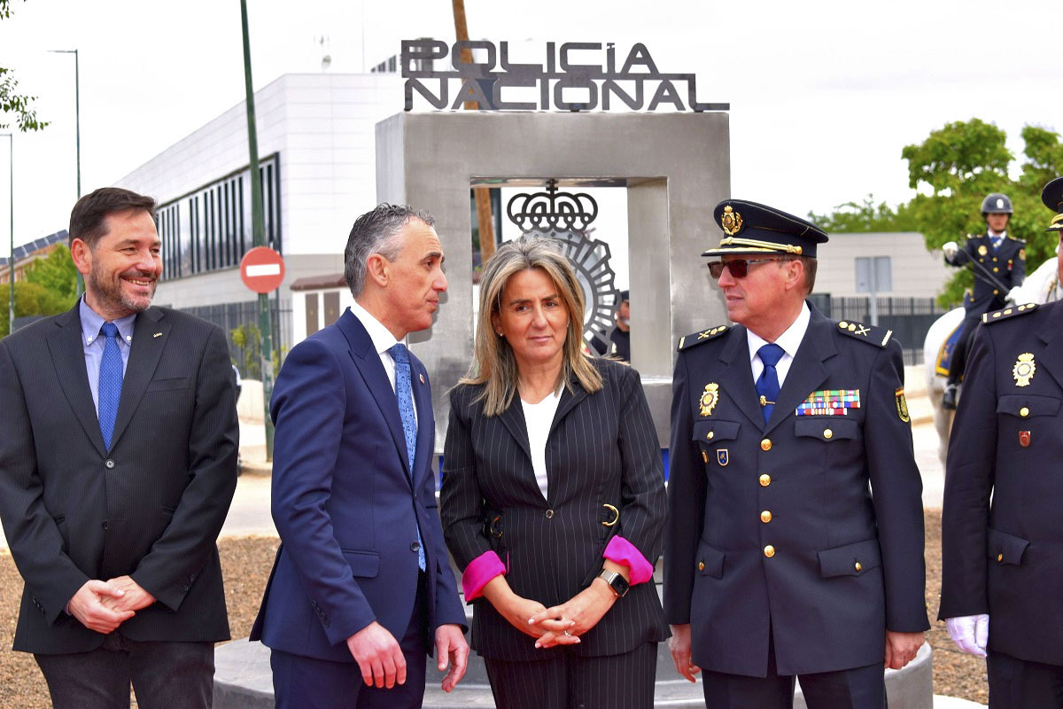 Inaguración del monolito, de la Policía Nacional en la rotonda de la nueva Comisaría de Puertollano  / FOTO AYUNTAMIENTO