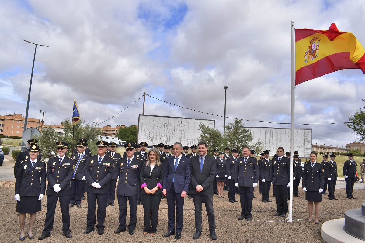 Inaguración del monolito, de la Policía Nacional en la rotonda de la nueva Comisaría de Puertollano  / FOTO AYUNTAMIENTO