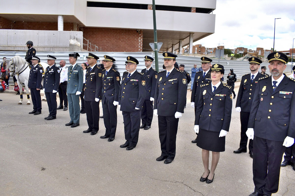 Inaguración del monolito, de la Policía Nacional en la rotonda de la nueva Comisaría de Puertollano  / FOTO AYUNTAMIENTO