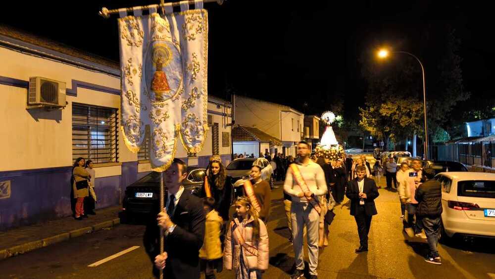 La procesión de la Virgen del Pilar recorre el barrio