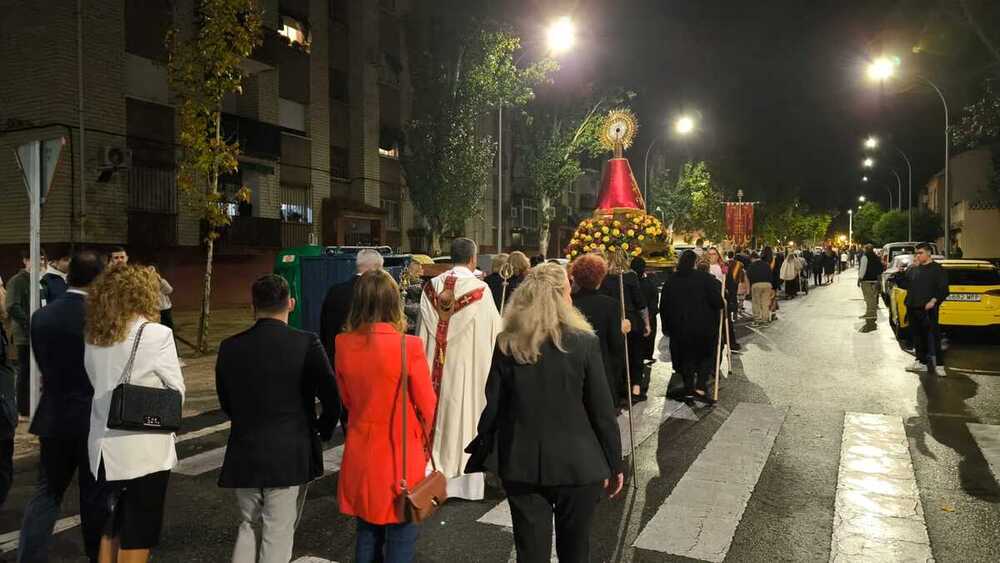 La procesión de la Virgen del Pilar recorre el barrio