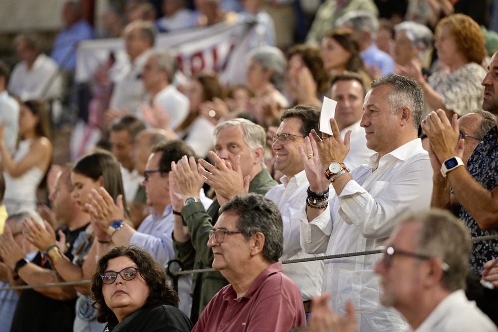 Autoridades y público aplauden una de las faenas.