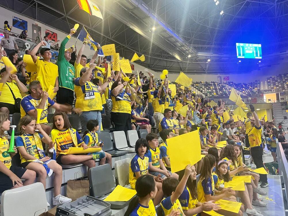 Aficionados del Caserío en las gradas del Olivo Arena.