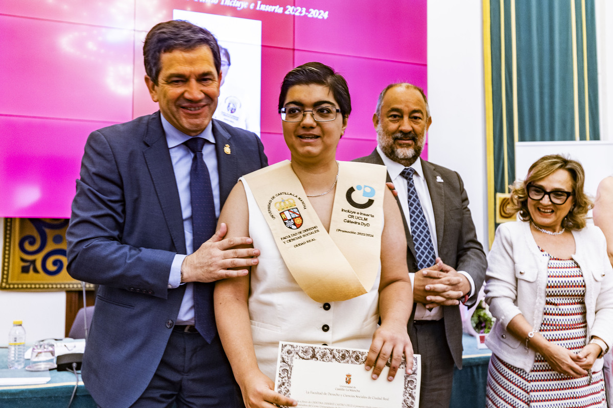 Julián Garde rector de la UCLM asiste al acto de graduación de la primera promoción del Curso Universitario de Formación Avanzada Incluye e Inserta de 15 estudiantes con  discapacidad intelectual de la asociación laborvalía, Laborvalía, UCLM  / RUEDA VILLAVERDE