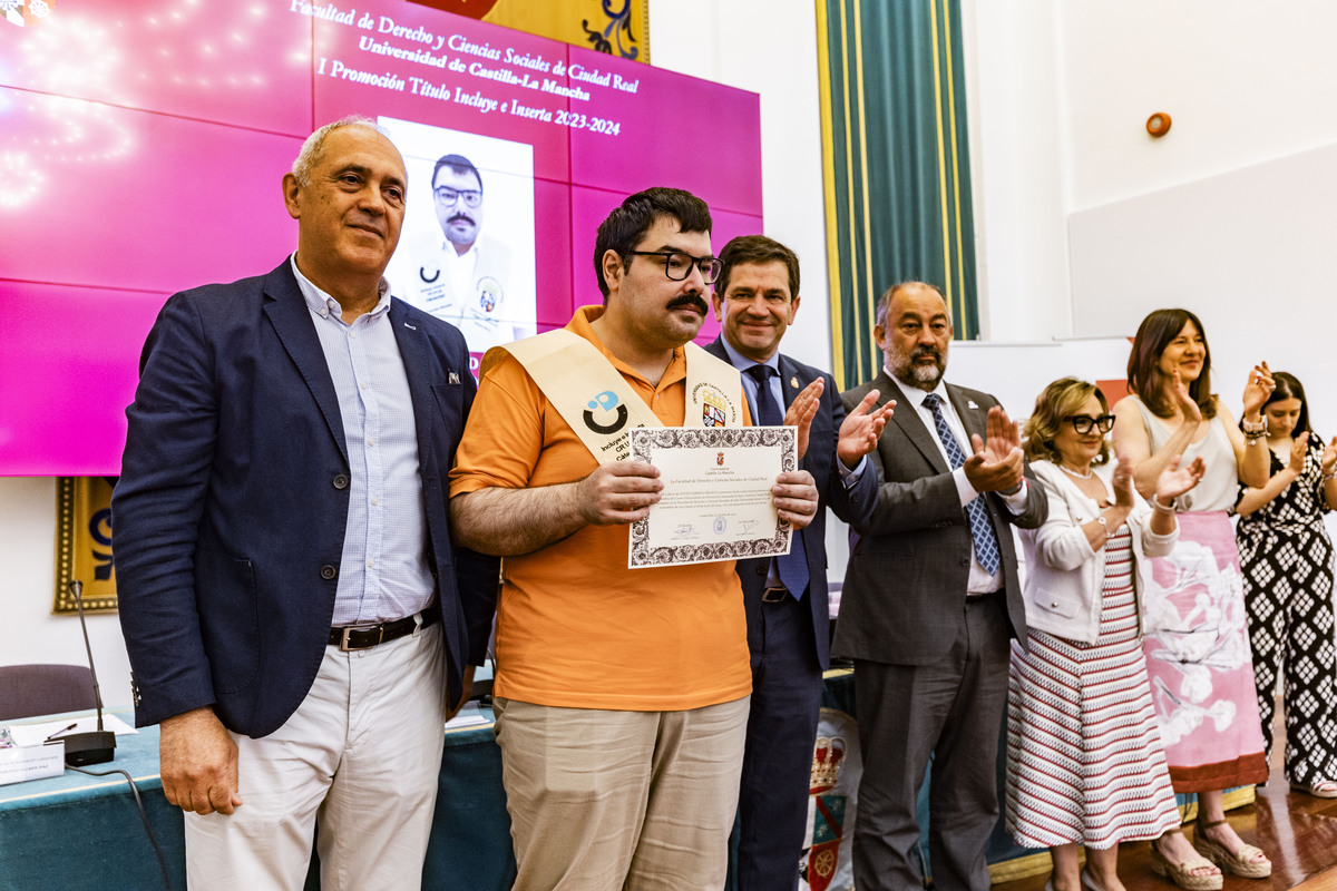 Julián Garde rector de la UCLM asiste al acto de graduación de la primera promoción del Curso Universitario de Formación Avanzada Incluye e Inserta de 15 estudiantes con  discapacidad intelectual de la asociación laborvalía, Laborvalía, UCLM  / RUEDA VILLAVERDE