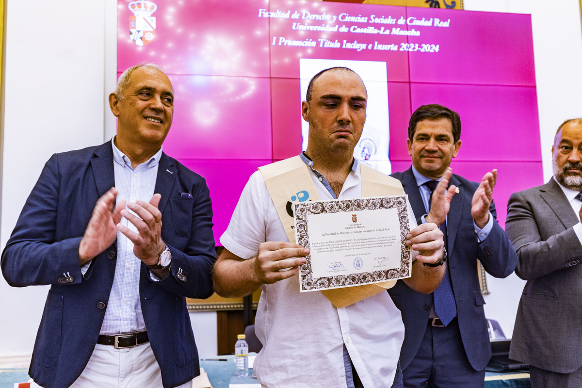 Julián Garde rector de la UCLM asiste al acto de graduación de la primera promoción del Curso Universitario de Formación Avanzada Incluye e Inserta de 15 estudiantes con  discapacidad intelectual de la asociación laborvalía, Laborvalía, UCLM  / RUEDA VILLAVERDE