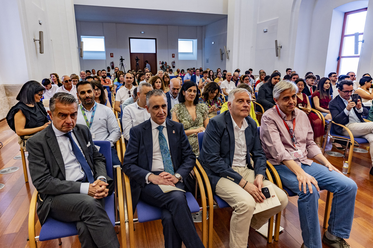 Julián Garde rector de la UCLM asiste al acto de graduación de la primera promoción del Curso Universitario de Formación Avanzada Incluye e Inserta de 15 estudiantes con  discapacidad intelectual de la asociación laborvalía, Laborvalía, UCLM  / RUEDA VILLAVERDE