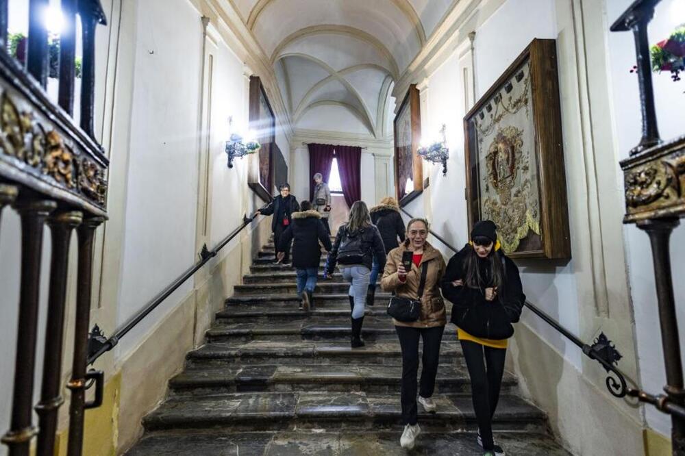 Los fieles se congregan en el camarín de la Virgen del Prado