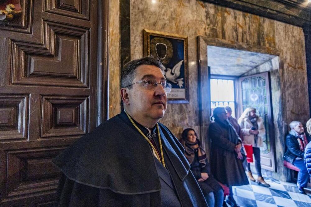 Los fieles se congregan en el camarín de la Virgen del Prado