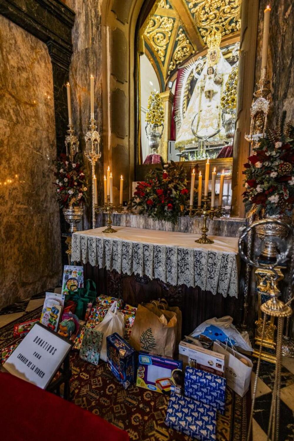 Los fieles se congregan en el camarín de la Virgen del Prado