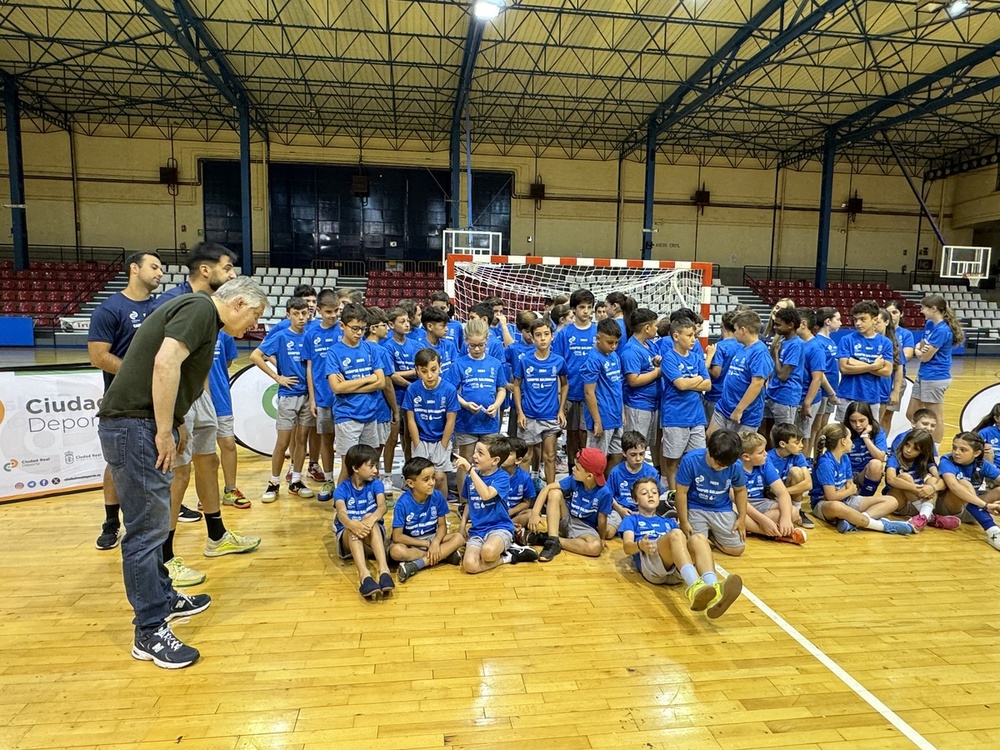 Casi 300 niños comienzan los campus de baloncesto y balonmano