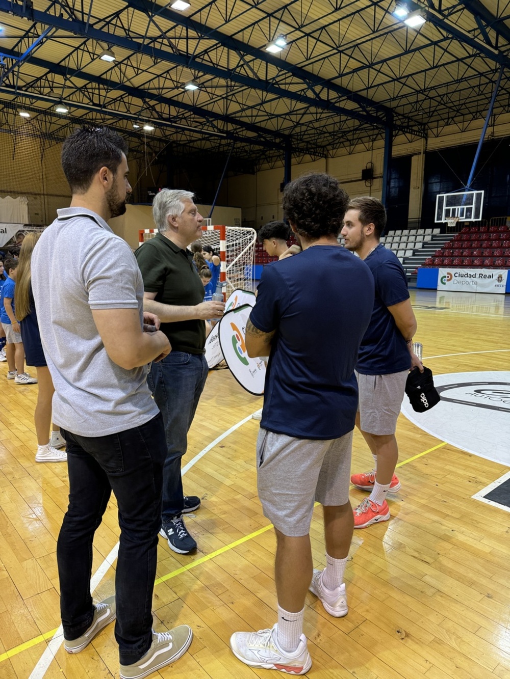 Casi 300 niños comienzan los campus de baloncesto y balonmano