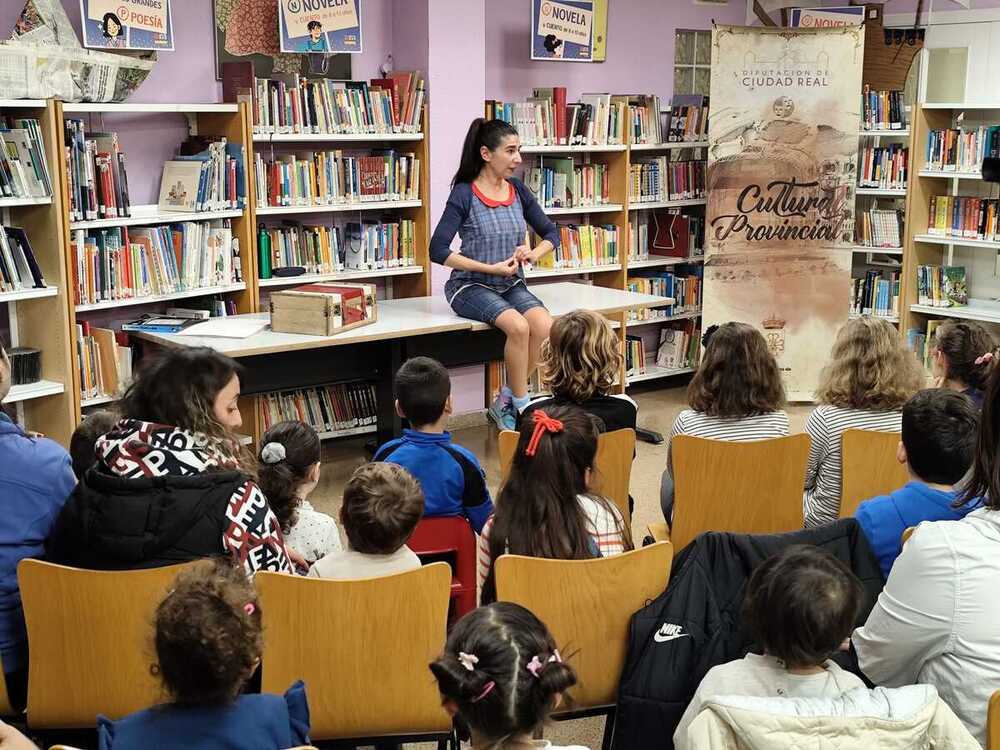 ‘Cuentos contados, cuentos cantados’ llena la biblioteca