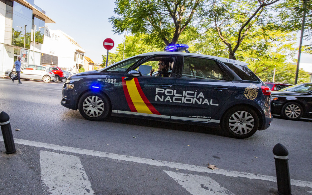 Un policía nacional salva a una mujer de morir por hipotermia