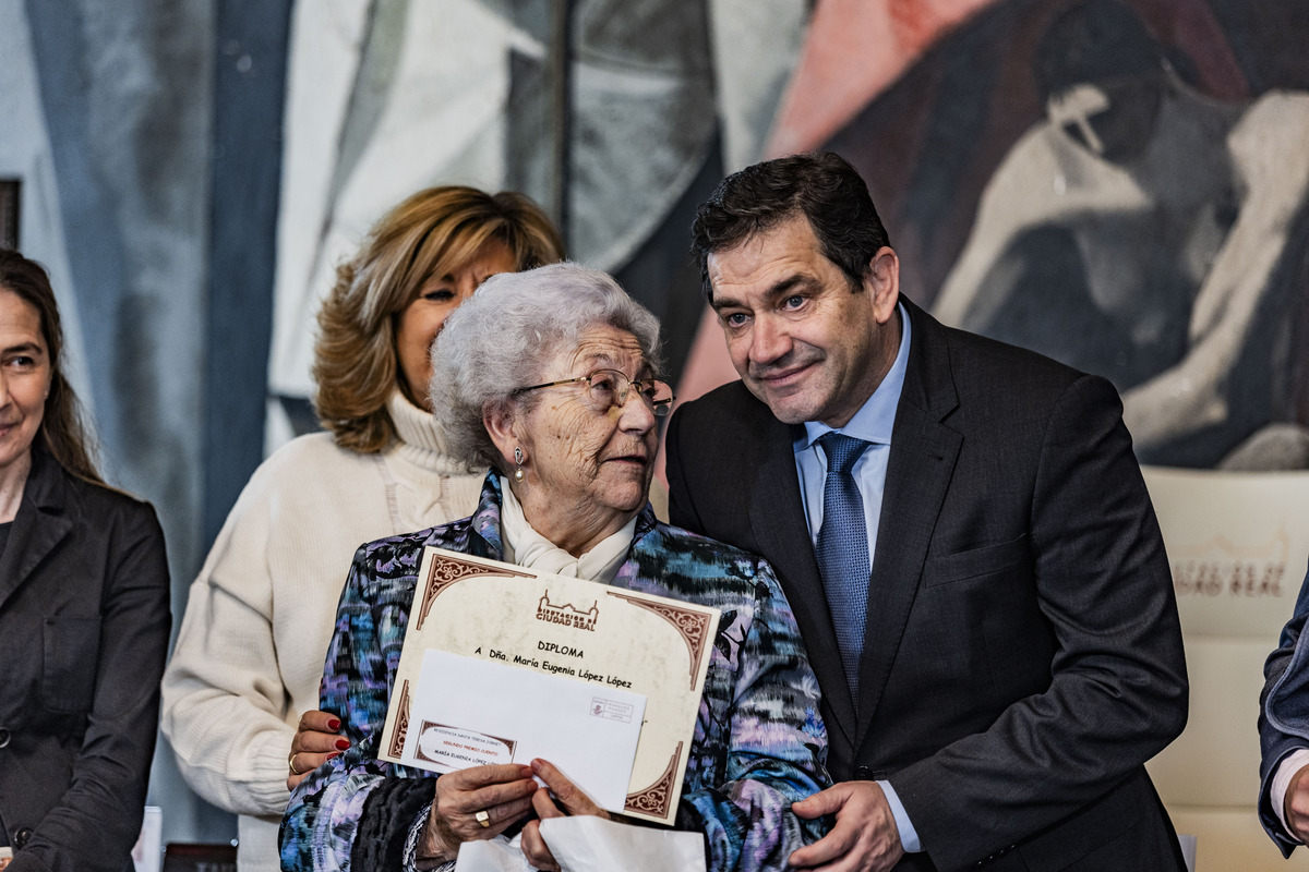 Recuerdos vivos, celebrado en la Diputación, homenaje a nuestros mayores, entrega de diplomas a los mayores y abuelos que han participado en el concurso literario de la Diputación, Recuerdos Vivos  / RUEDA VILLAVERDE