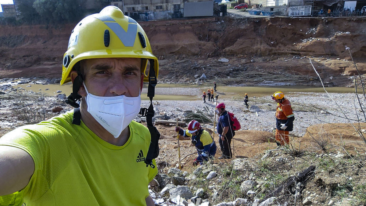 Voluntarios de Protección Civil de Ciudad Real, y policias Nacionales de Puertollano, participan en  la aayuda a los afectados de la DANA de Valencia en el pueblo de Catarroja, dana catástrofe, servicos de emergencia ende Ciudad Real en la Dana de Valen  / JOSE MIGUEL BELDAD