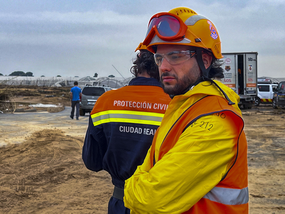 Voluntarios de Protección Civil de Ciudad Real, y policias Nacionales de Puertollano, participan en  la aayuda a los afectados de la DANA de Valencia en el pueblo de Catarroja, dana catástrofe, servicos de emergencia ende Ciudad Real en la Dana de Valen  / JOSE MIGUEL BELDAD