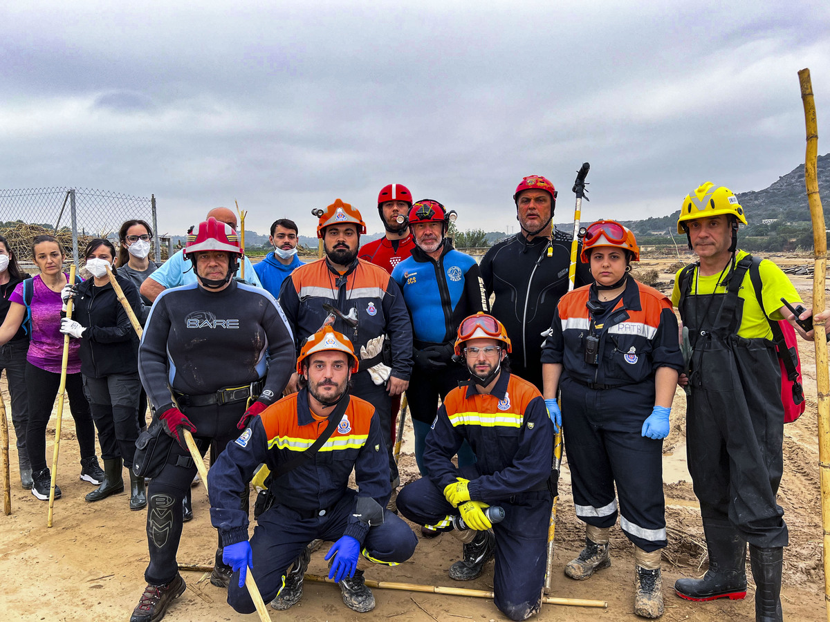 Voluntarios de Protección Civil de Ciudad Real, y policias Nacionales de Puertollano, participan en  la aayuda a los afectados de la DANA de Valencia en el pueblo de Catarroja, dana catástrofe, servicos de emergencia ende Ciudad Real en la Dana de Valen  / JOSE MIGUEL BELDAD