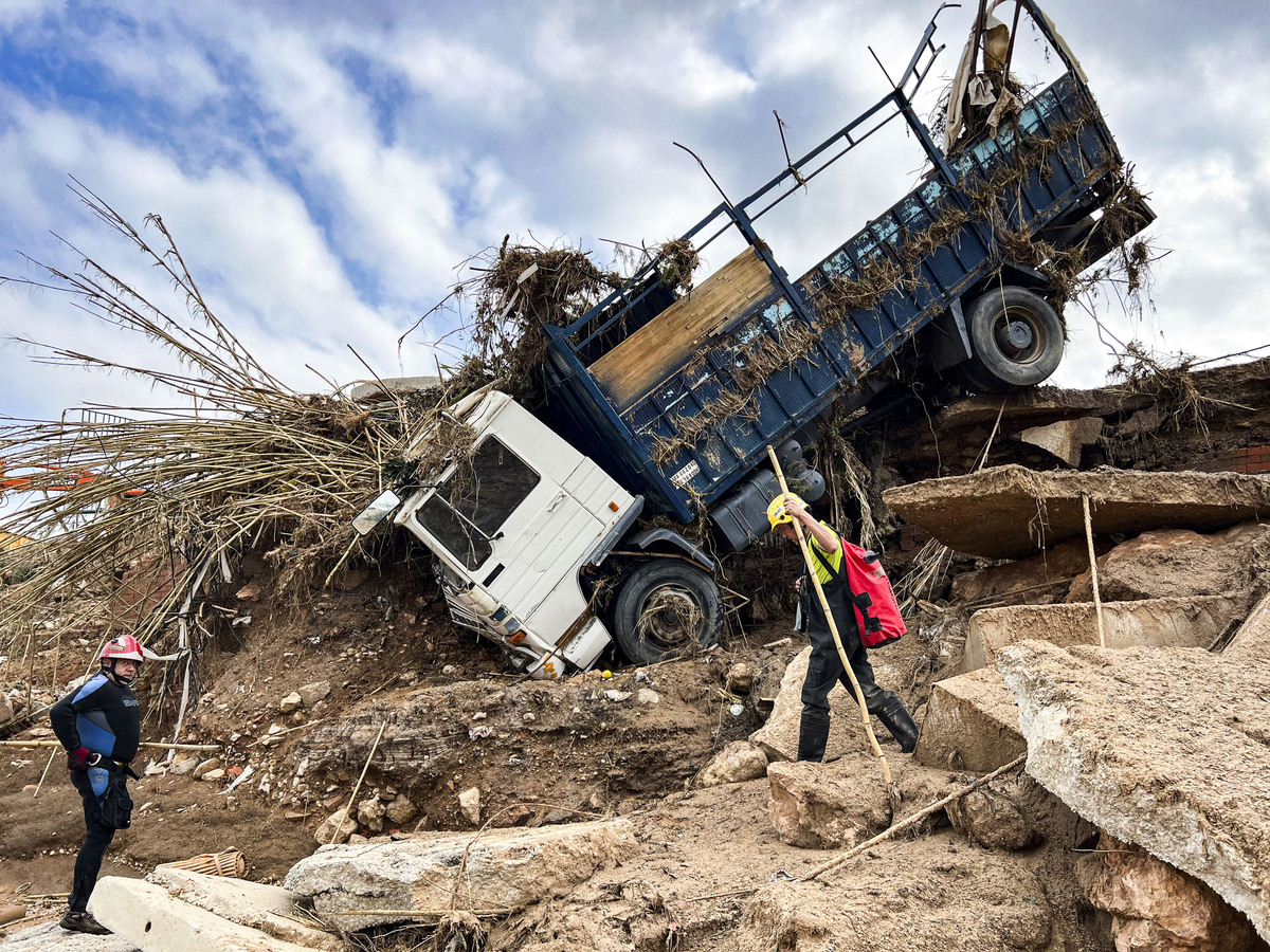 Voluntarios de Protección Civil de Ciudad Real, y policias Nacionales de Puertollano, participan en  la aayuda a los afectados de la DANA de Valencia en el pueblo de Catarroja, dana catástrofe, servicos de emergencia ende Ciudad Real en la Dana de Valen  / JOSE MIGUEL BELDAD