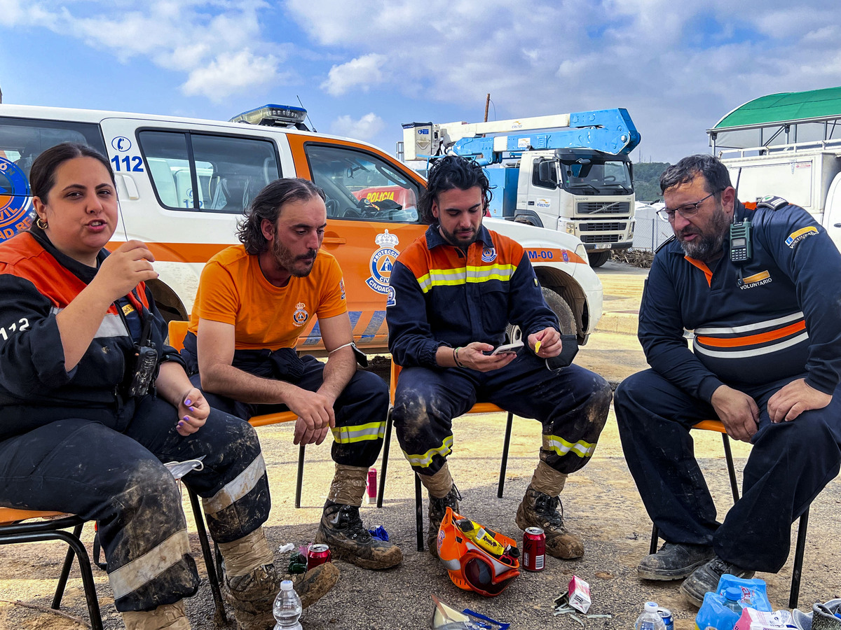 Voluntarios de Protección Civil de Ciudad Real, y policias Nacionales de Puertollano, participan en  la aayuda a los afectados de la DANA de Valencia en el pueblo de Catarroja, dana catástrofe, servicos de emergencia ende Ciudad Real en la Dana de Valen  / JOSE MIGUEL BELDAD