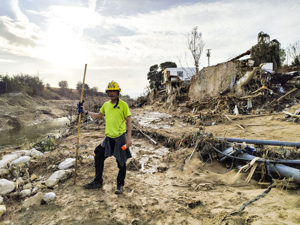 Voluntarios de Protección Civil de Ciudad Real, y policias Nacionales de Puertollano, participan en  la aayuda a los afectados de la DANA de Valencia en el pueblo de Catarroja, dana catástrofe, servicos de emergencia ende Ciudad Real en la Dana de Valen  / JOSE MIGUEL BELDAD