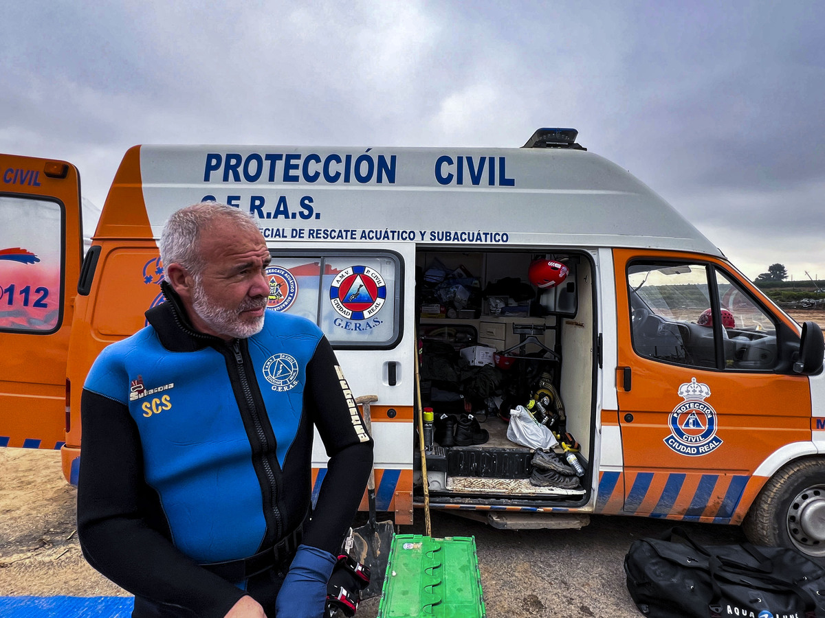 Voluntarios de Protección Civil de Ciudad Real, y policias Nacionales de Puertollano, participan en  la aayuda a los afectados de la DANA de Valencia en el pueblo de Catarroja, dana catástrofe, servicos de emergencia ende Ciudad Real en la Dana de Valen  / JOSE MIGUEL BELDAD