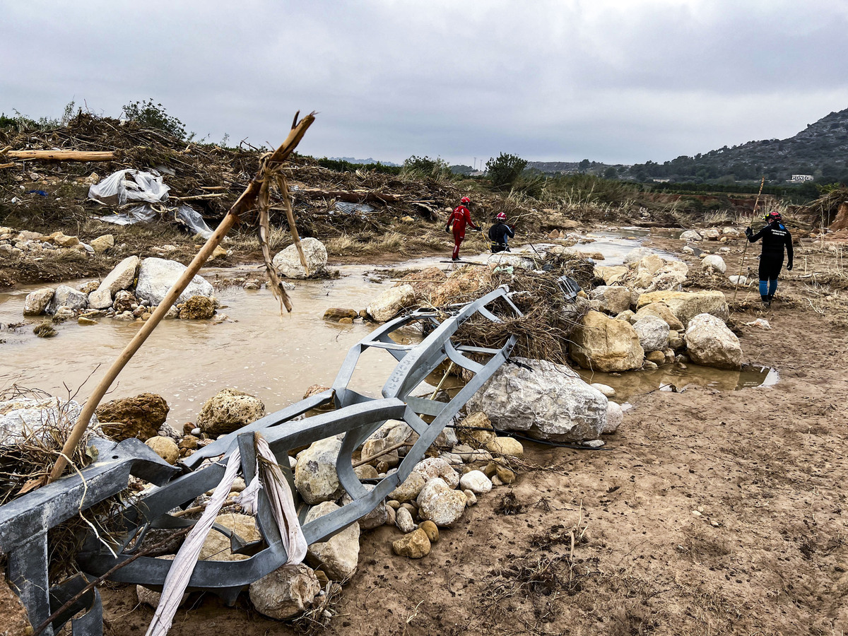 Voluntarios de Protección Civil de Ciudad Real, y policias Nacionales de Puertollano, participan en  la aayuda a los afectados de la DANA de Valencia en el pueblo de Catarroja, dana catástrofe, servicos de emergencia ende Ciudad Real en la Dana de Valen  / JOSE MIGUEL BELDAD