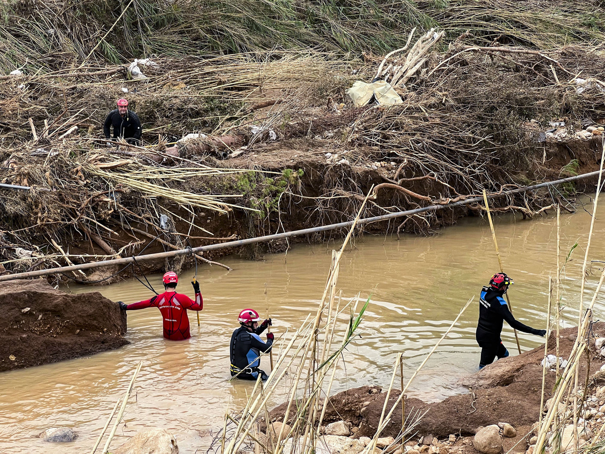 Voluntarios de Protección Civil de Ciudad Real, y policias Nacionales de Puertollano, participan en  la aayuda a los afectados de la DANA de Valencia en el pueblo de Catarroja, dana catástrofe, servicos de emergencia ende Ciudad Real en la Dana de Valen  / JOSE MIGUEL BELDAD