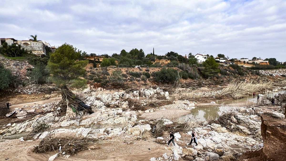 Voluntarios de Protección Civil de Ciudad Real, y policias Nacionales de Puertollano, participan en  la aayuda a los afectados de la DANA de Valencia en el pueblo de Catarroja, dana catástrofe, servicos de emergencia ende Ciudad Real en la Dana de Valen  / JOSE MIGUEL BELDAD