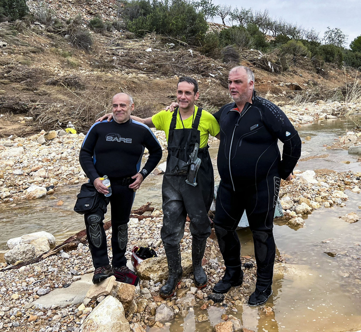 Voluntarios de Protección Civil de Ciudad Real, y policias Nacionales de Puertollano, participan en  la aayuda a los afectados de la DANA de Valencia en el pueblo de Catarroja, dana catástrofe, servicos de emergencia ende Ciudad Real en la Dana de Valen  / JOSE MIGUEL BELDAD