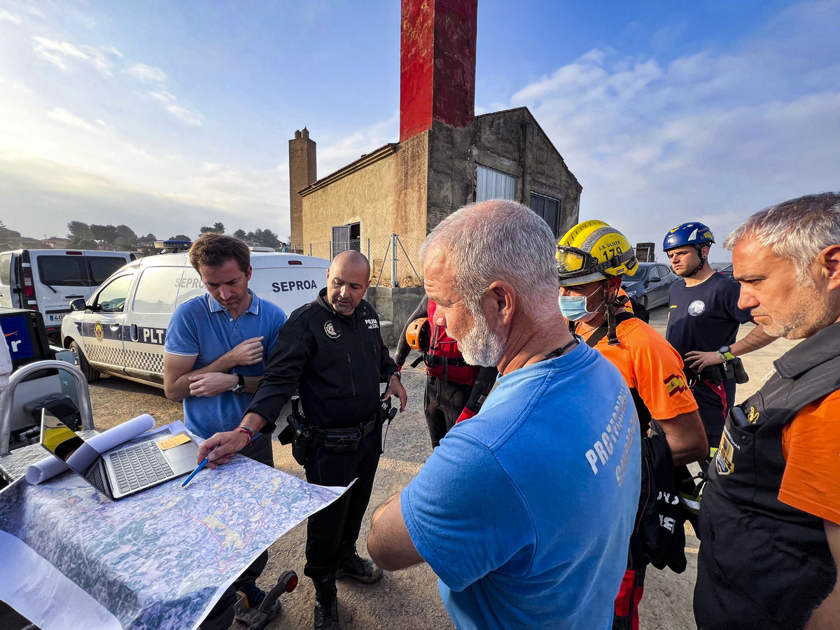 Voluntarios de Protección Civil de Ciudad Real, y policias Nacionales de Puertollano, participan en  la aayuda a los afectados de la DANA de Valencia en el pueblo de Catarroja, dana catástrofe, servicos de emergencia ende Ciudad Real en la Dana de Valen  / JOSE MIGUEL BELDAD