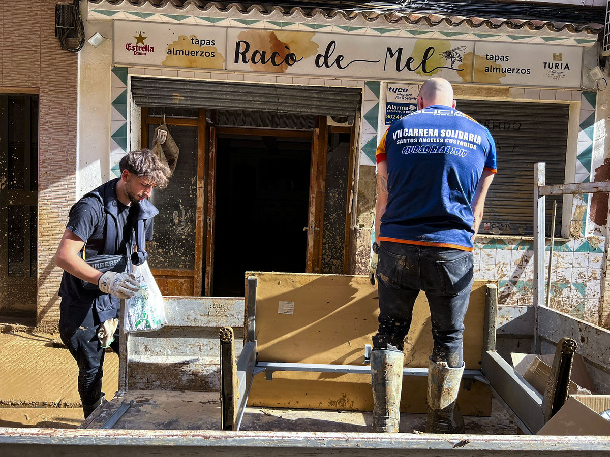 Voluntarios de Protección Civil de Ciudad Real, y policias Nacionales de Puertollano, participan en  la aayuda a los afectados de la DANA de Valencia en el pueblo de Catarroja, dana catástrofe, servicos de emergencia ende Ciudad Real en la Dana de Valen  / JOSE MIGUEL BELDAD