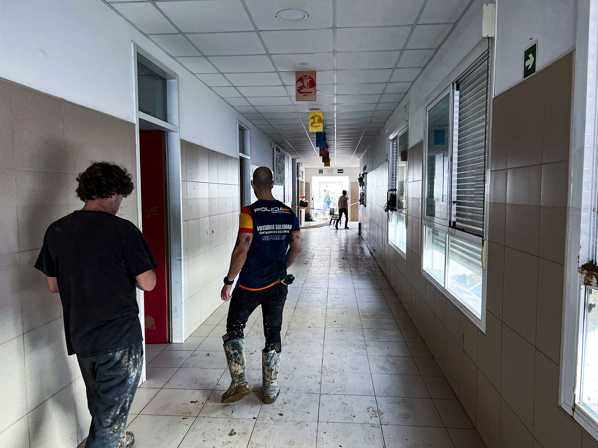 Voluntarios de Protección Civil de Ciudad Real, y policias Nacionales de Puertollano, participan en  la aayuda a los afectados de la DANA de Valencia en el pueblo de Catarroja, dana catástrofe, servicos de emergencia ende Ciudad Real en la Dana de Valen  / JOSE MIGUEL BELDAD