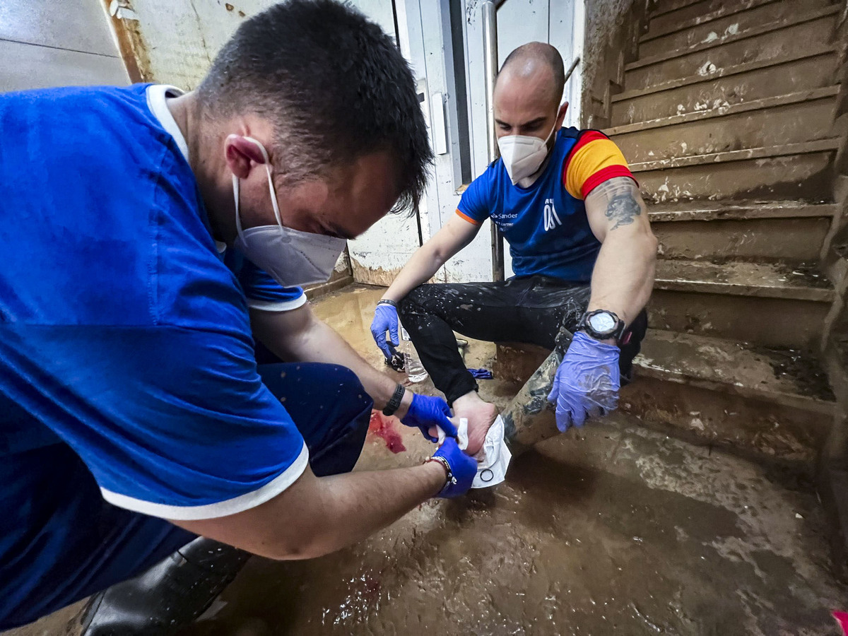 Voluntarios de Protección Civil de Ciudad Real, y policias Nacionales de Puertollano, participan en  la aayuda a los afectados de la DANA de Valencia en el pueblo de Catarroja, dana catástrofe, servicos de emergencia ende Ciudad Real en la Dana de Valen  / JOSE MIGUEL BELDAD