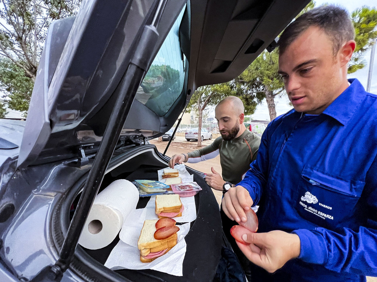 Voluntarios de Protección Civil de Ciudad Real, y policias Nacionales de Puertollano, participan en  la aayuda a los afectados de la DANA de Valencia en el pueblo de Catarroja, dana catástrofe, servicos de emergencia ende Ciudad Real en la Dana de Valen  / JOSE MIGUEL BELDAD