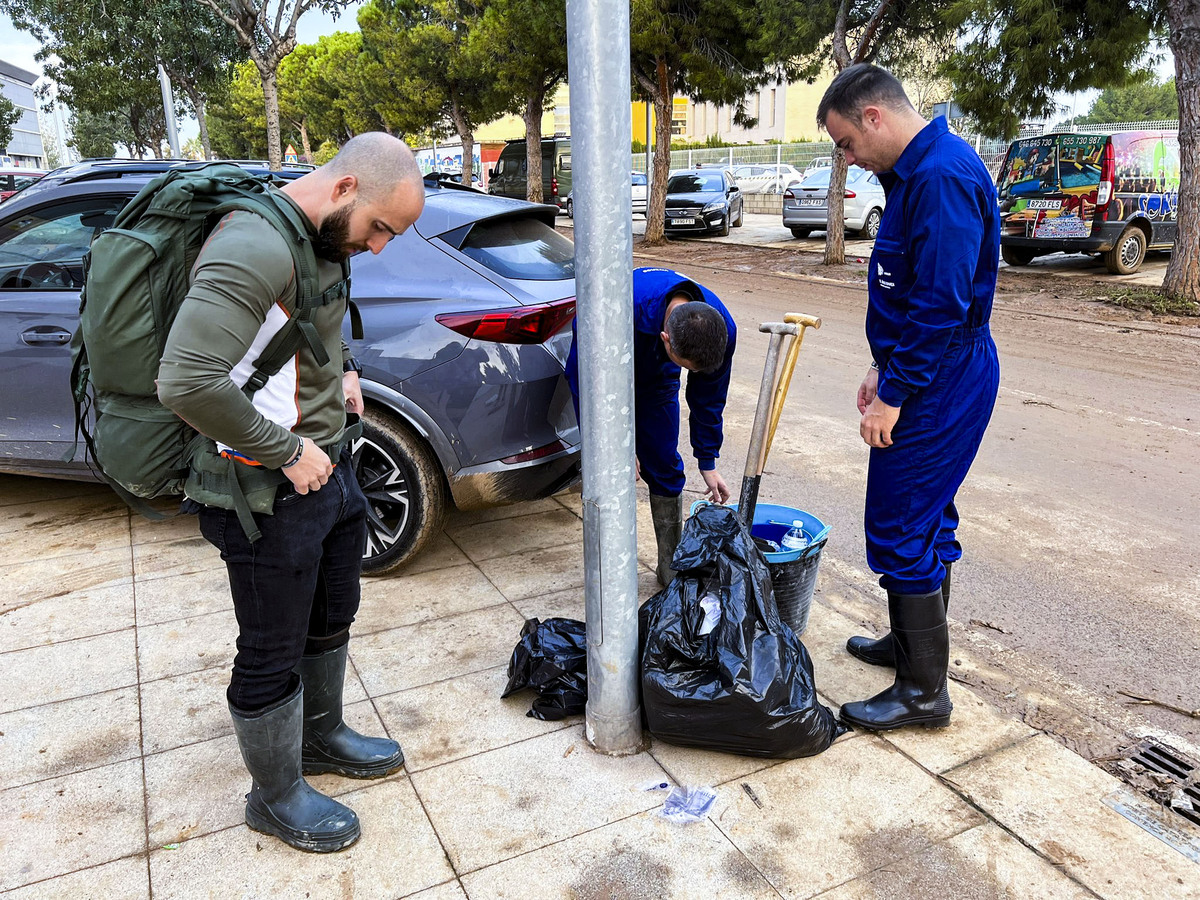 Voluntarios de Protección Civil de Ciudad Real, y policias Nacionales de Puertollano, participan en  la aayuda a los afectados de la DANA de Valencia en el pueblo de Catarroja, dana catástrofe, servicos de emergencia ende Ciudad Real en la Dana de Valen  / JOSE MIGUEL BELDAD