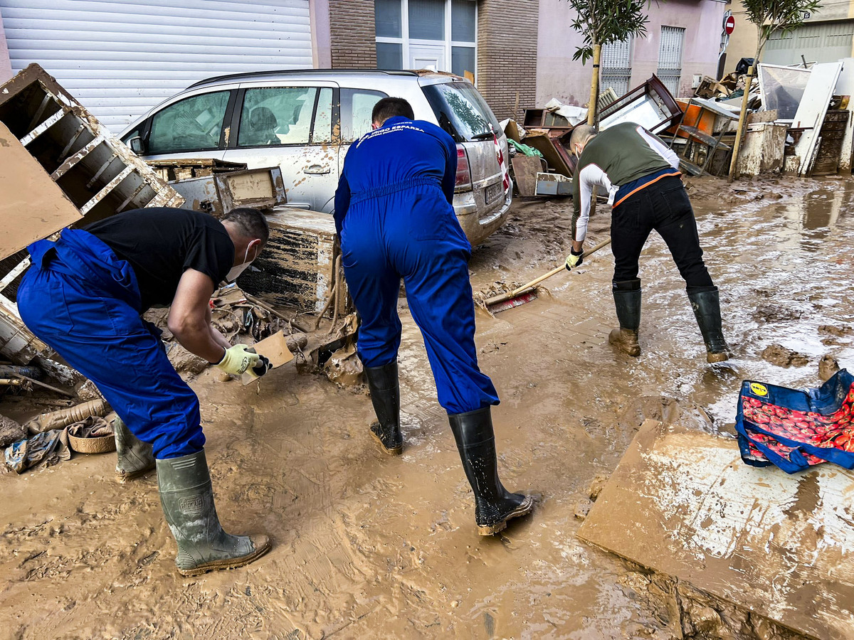 Voluntarios de Protección Civil de Ciudad Real, y policias Nacionales de Puertollano, participan en  la aayuda a los afectados de la DANA de Valencia en el pueblo de Catarroja, dana catástrofe, servicos de emergencia ende Ciudad Real en la Dana de Valen  / JOSE MIGUEL BELDAD