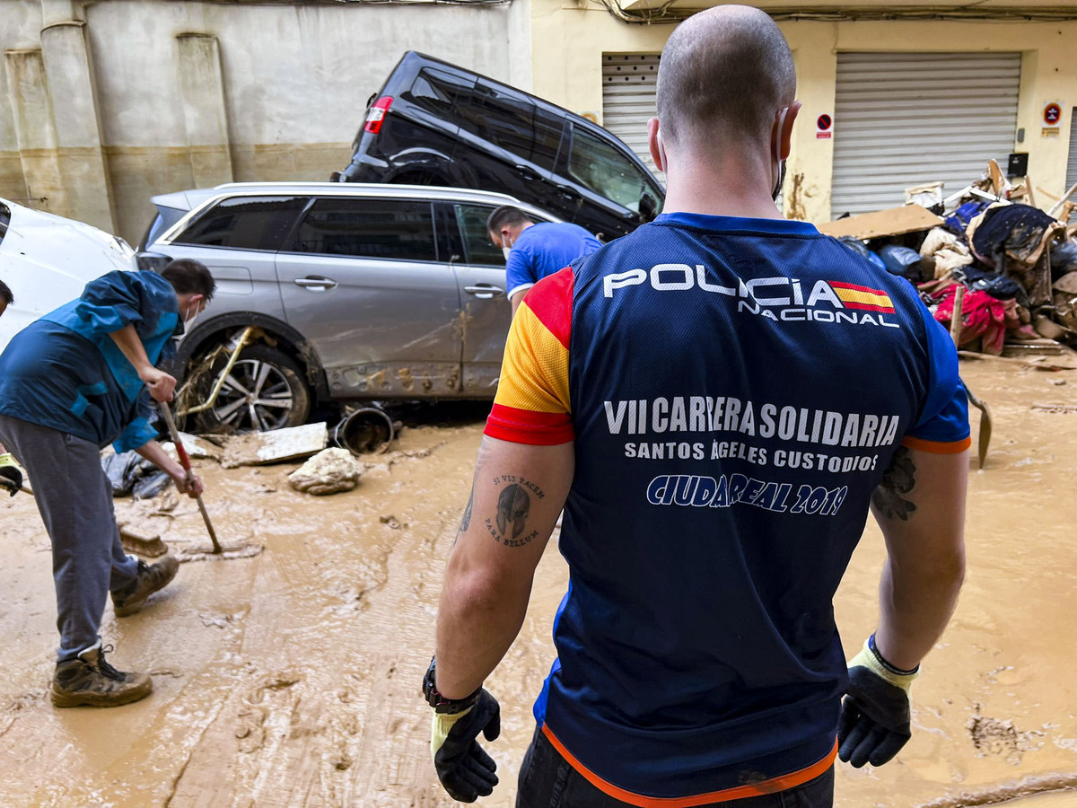 Voluntarios de Protección Civil de Ciudad Real, y policias Nacionales de Puertollano, participan en  la aayuda a los afectados de la DANA de Valencia en el pueblo de Catarroja, dana catástrofe, servicos de emergencia ende Ciudad Real en la Dana de Valen  / JOSE MIGUEL BELDAD