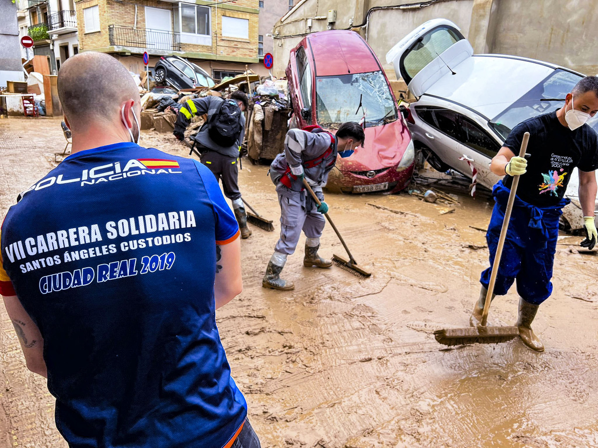 Voluntarios de Protección Civil de Ciudad Real, y policias Nacionales de Puertollano, participan en  la aayuda a los afectados de la DANA de Valencia en el pueblo de Catarroja, dana catástrofe, servicos de emergencia ende Ciudad Real en la Dana de Valen  / JOSE MIGUEL BELDAD