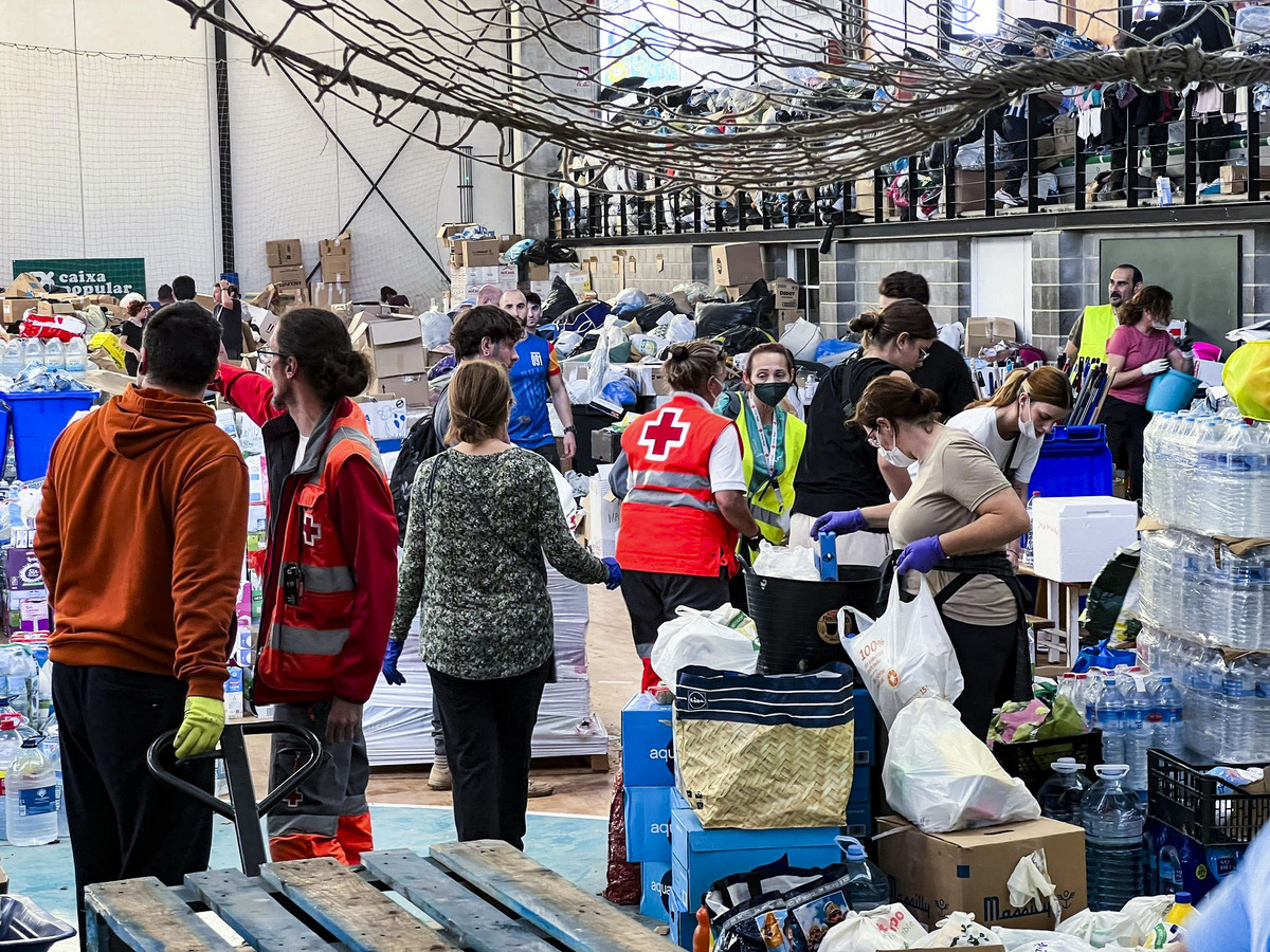 Voluntarios de Protección Civil de Ciudad Real, y policias Nacionales de Puertollano, participan en  la aayuda a los afectados de la DANA de Valencia en el pueblo de Catarroja, dana catástrofe, servicos de emergencia ende Ciudad Real en la Dana de Valen  / JOSE MIGUEL BELDAD