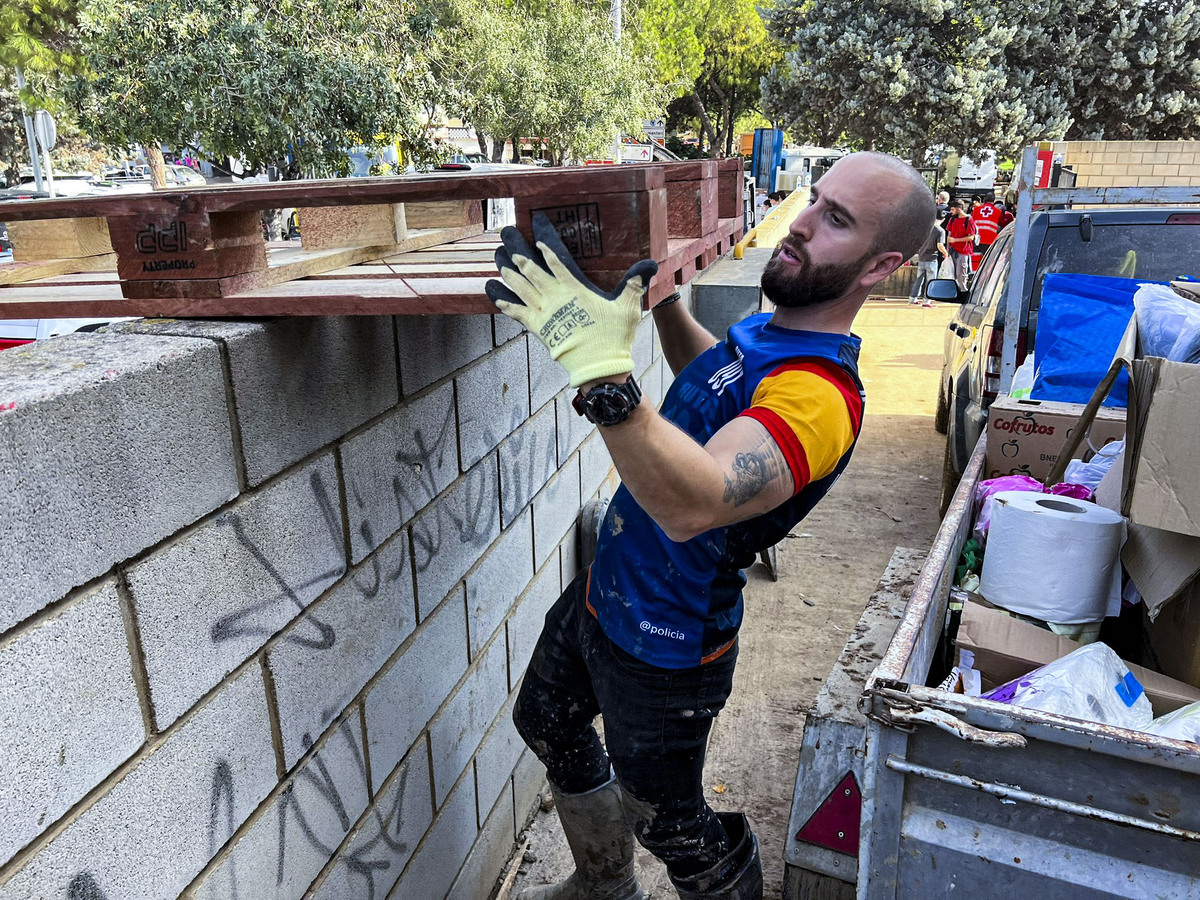 Voluntarios de Protección Civil de Ciudad Real, y policias Nacionales de Puertollano, participan en  la aayuda a los afectados de la DANA de Valencia en el pueblo de Catarroja, dana catástrofe, servicos de emergencia ende Ciudad Real en la Dana de Valen  / JOSE MIGUEL BELDAD