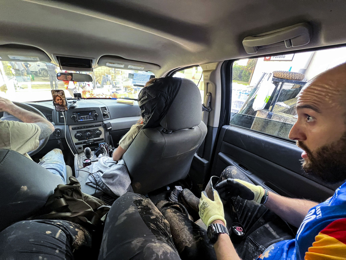 Voluntarios de Protección Civil de Ciudad Real, y policias Nacionales de Puertollano, participan en  la aayuda a los afectados de la DANA de Valencia en el pueblo de Catarroja, dana catástrofe, servicos de emergencia ende Ciudad Real en la Dana de Valen  / JOSE MIGUEL BELDAD